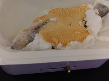 step8: 先預備多一張新牛油紙,20分鐘後將馬友連同牛油紙取出,深鍋再鋪上新牛油紙,將馬友剷出翻轉放回新牛油紙上。