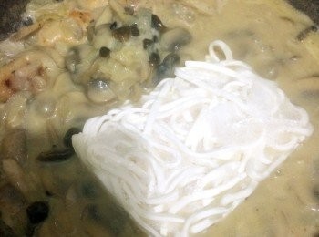 step6: 煮到舊汁有8成溶晒就可以加埋個烏冬落去喇, 記得呢個時候蓋返個煲蓋俾佢焗5-8分鐘, 等到個烏冬淋晒, 汁又收得夠濃既時候就加埋黑松露醬, 咁就食得嫁喇!