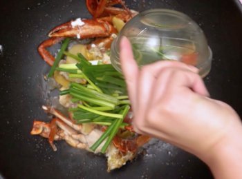 step4: 將蔥段，<span class="group_2">茨汁</span>和麻油 下鑊之後焗兩分鐘。