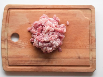 step1: 豬肉碎再剁碎一些