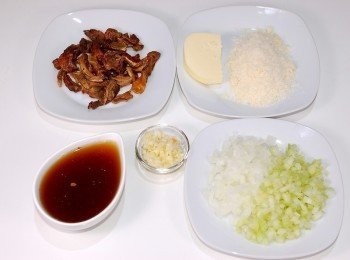 step2: 牛肝菌菇用水泡開10分鐘,取出牛肝菌菇,泡過的水留著備用。將洋蔥及西洋芹切成碎丁狀,蒜頭切末,帕瑪森磨成粉狀。