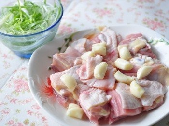 step2: 將雞肉塊沖洗再稍稍切成小塊狀，放入蒜頭，另外青蔥刨絲泡入冷水備用