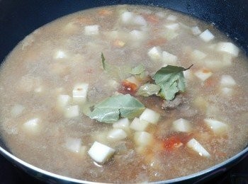 step7: 加入月桂葉、紅酒、番茄醬、700C.C.的水，蓋上鍋蓋，燉煮25分鐘