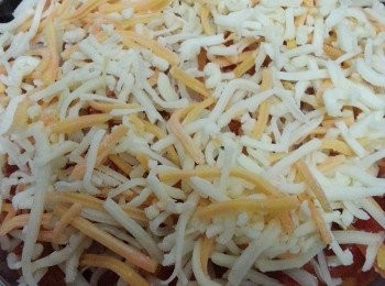 step10: 依喜好灑上適量的芝士。預熱焗爐240度。