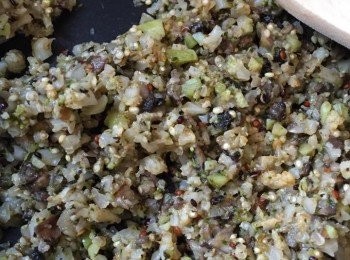 step3: 咖哩醬加水份開稀成醬汁。
鍋內下油份炒米椰菜花、蘑菇及藜麥，加鹽、糖及咖哩醬汁炒匀成配料備用。