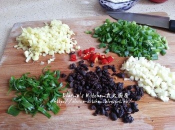 step6: 期間將豆豉剁碎 , 蒜蓉去衣剁成蓉 , 薑去皮切粒 , 辣椒切粒 , 蔥洗淨切粒及幼絲