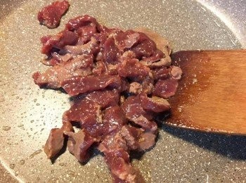 step5: 再放入牛肉以中大火炒至八成熟左右, 然後撈起備用