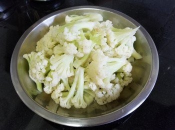 step5: 椰菜花，用薑片，黃酒，少少鹽汋熟備用