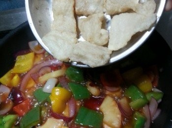 step9: 加入魚柳炒勻