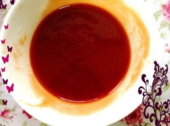 step4: 把番茄醬,醬油,砂糖,醋,放入小碗中攪拌均勻,就變成好吃的糖醋醬了.