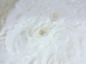 step7: 接著打發動物性鮮奶油，打到圖片中那樣就可以了。