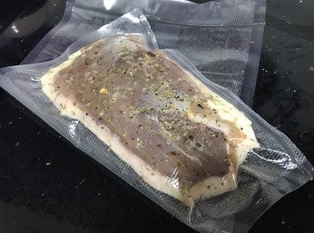 step3: 再用真空機密封鴨胸並放入雪櫃醃1小時
