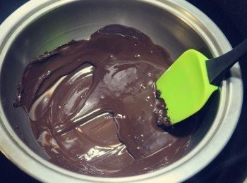 step2: 巧克力磚隔水加熱融化.