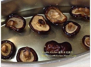 step1: 乾香菇泡水30分鐘至軟；去蒂、切條再切小丁；取1米杯之泡香菇水備用