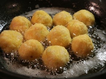 step7: 取一鍋油鍋加熱至約160度，將蝦球放入中火油炸約4-5分鐘至金黃酥脆且熟。