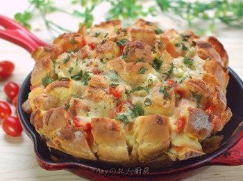 step7: 用手扒下一塊麵包,乳酪還會拉絲呢~加入pizza風味的材料,讓愛吃pizza的朋友們不用桿麵皮就能快速做出好吃的【手扒pizza風味麵包】,如果要當早餐享用,也可以在前一晚先將麵包加入所有材料後放冰箱冷藏,隔天早上送進烤箱烤出酥脆焦香就可以了!很簡單吧~大家快來做做看吧!