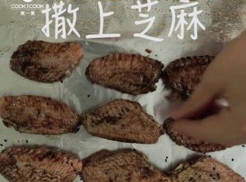 step4: 把<a href="https://bit.ly/3zHU5V3" target="_blank" data-keyword="雞翼" class="guide-link"><strong>雞翼</strong></a> <span style="display:inline-block;vertical-align:middle;margin-top:-3px;color:initial;border-radius:3px;padding:2px 3px;font-size:12px;line-height:14px;background:#87d300;color:#fff;">即買</span> 排好並撤上芝麻