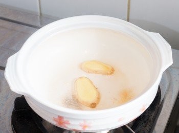 step4: 以中火燒熱鍋子，下少許油，油熱後下薑片煎炒約 3 分鐘至金黃色。