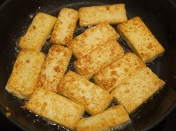 step2: 先將豆腐煎至表面金黃後起鍋備用。