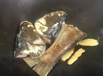 step2: 熱油下薑片，再下魚煎，兩邊煎至金黃色即可。