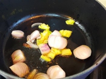 step1: 雞件先用<span class="group_3">醃料</span>醃15分鐘。熱鑊放「麻油」，先爆香薑及蒜至金黃色。