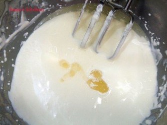 step7: 再將鮮奶油和溶化後的吉利丁也倒入仔細拌勻