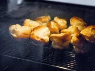 step6: 放入已經預熱好的烤箱中，以220℃烘烤15分鐘後，調降至1 8 0 ℃ 再烤1 5 分鐘。關掉電源，直接置於烤箱中10分鐘（過程中不可打開烤箱門）。