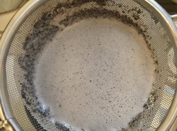 step4: 過篩成幼滑芝麻漿。方型器皿塗抹油份防黏，煲滾水，放入蒸架，放上器皿，把芝麻漿倒入。