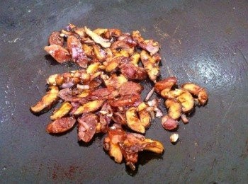 step2: 將材料A加入少許食油下鍋炒香，然後加入調味料B大火炒翻，然後盛起。