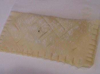 step4: 對折包覆，用刀背由邊緣壓痕