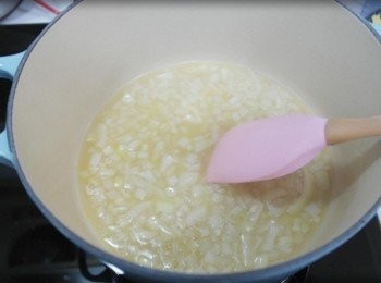 step5: 香氣出來後倒入白酒~~