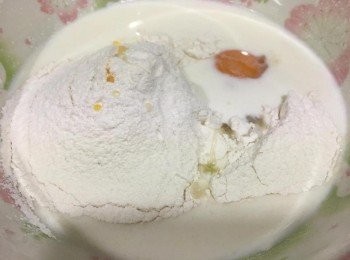 step1: 先將麵粉用隔篩好, 然後加入牛奶、雞蛋、糖、鹽, 用攪拌器攪勻至無粉粒
