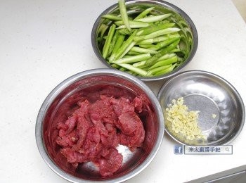 step2: 牛肉切薄片，下少許醬油、油、胡椒粉醃10分鐘。