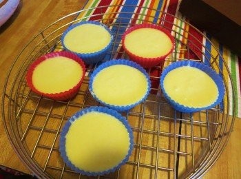 step4: 将面糊倒入小茶杯中，用大火蒸15分钟，待冷后再取出沾上椰丝就可以享用了。沾料：1/2粒新鲜白椰丝，1/2小匙盐（混匀蒸20分钟）
Pour the batter into desire tray and steam with high heat for 20mins or till cooked.
Leave to cool before cutting it & coat with while coconut & serve
Coating = mix grated coconut with pinch