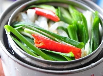 step2: 將蹄筋放入鍋底，放入蔥段、算段、辣椒並加入適量的水