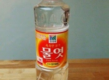 step8: 粟米糖漿/糖膠Corn Syrup是一種食用糖漿，由玉米的澱粉製成，糖漿含有麥芽糖及多寡醣，而它們的含量隨糖漿的品質而定。在食物中加入玉米糖漿，可以軟化質感、增加容量、防止糖分結晶以及加強風味。可在烘焙材料店，大型超市買到。煮韓式料理經常用到