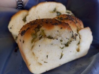 step4: 可掃上少許糖水(1茶匙黃糖加1茶匙水拌勻)及灑上芝麻或罌粟籽，放入已預熱焗爐用190度焗20分鐘即成。