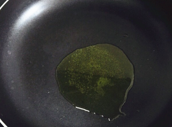 step3: 熱鍋下油，倒入切好的蔥花爆香