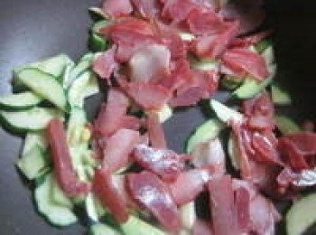 step5: 放入小黃瓜稍炒後,將鴨賞和其餘葱段也放入,沿鍋邊嗆一些米酒再加少許塩.糖調味(可避免死鹹)，即可上桌