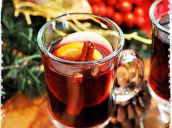 step1: 將所有材料放進鍋中，以中火煮至微滾，轉小火再煮約10~20分鐘即可 ※ 越煮酒味越輕，香料味越重，建議依個人喜好調整