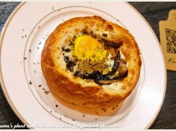 step5: 麵包放入烤箱烘烤片刻，出爐後再灑上黑胡椒與巴西利即可。