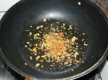 step3: 起一油鍋，約1大匙油，先爆香油蔥酥
