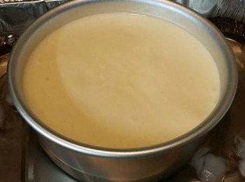 step6: 把蛋糕糊提高15cm倒入模具中，可消大泡。蛋糕入爐前稍拍底部2下。
預熱焗爐。蒸焗法150度焗60分鐘。(以上溫度需按各爐調節)