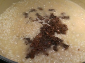 step5: 直至最後兩湯壳加入牛肝菌和牛油繼續炒,