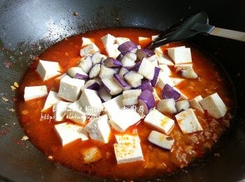 step7: 加入清雞湯及1碗份量的水拌勻後再加入豆腐粒及茄子粒