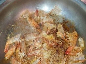 step3: 唔好洗鑊，再炒蝦殼，直至略燶，盛起。