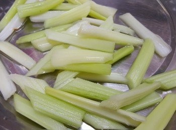 step3: 西芹去根，切小段。