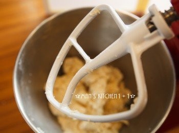 step6: 再來將KitchenAid攪拌機裝上槳型攪拌器，把<span class="group_2">麵糰</span>混合均勻後(約2~3分鐘)，換上C型攪拌器繼續攪拌(約5~8分鐘)，直到麵團光滑且無多餘的乾粉即可。