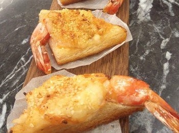 step8: 蝦炸到兩面金黃即可。