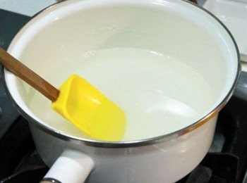 step8: 將砂糖、吉利丁粉、水放入鍋中拌勻，開小火邊煮邊攪扮至約80度熄火倒入橙酒拌勻，移開瓦斯爐稍為降溫。